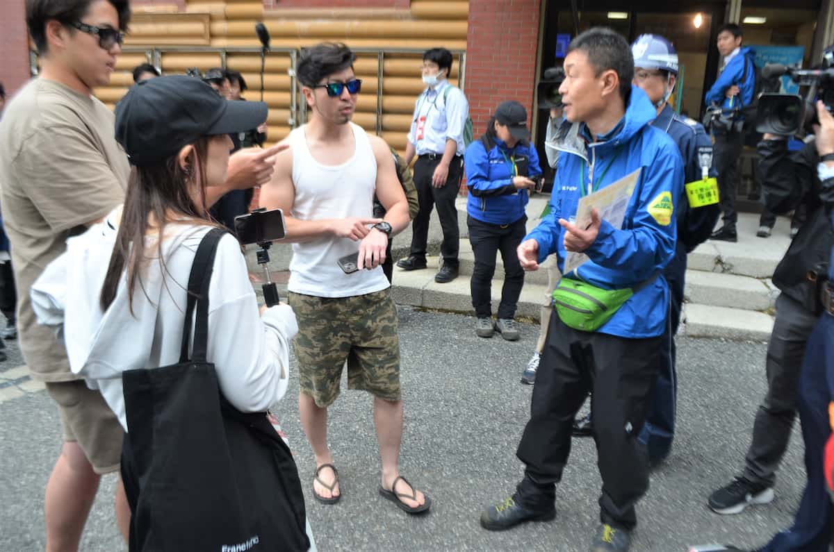 「この恰好では入山できません」　富士山規制の予行演習、レンジャーが軽装者拒否　山梨県
